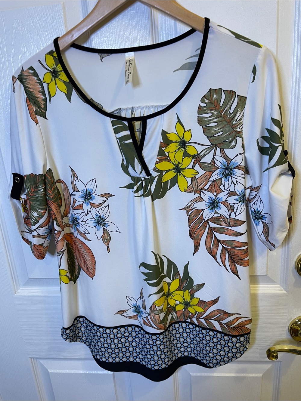 Per Septian Floral Print three quarter sleeve. White blouse  & Green Flowers